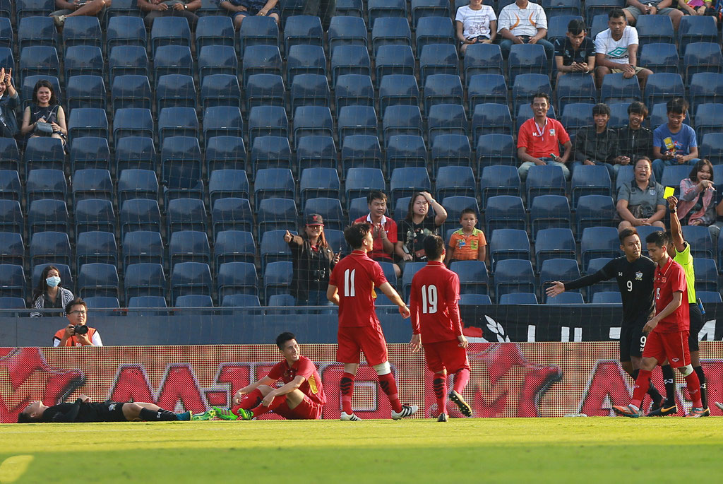 Xuân Trường ngăn đồng đội phản ứng trọng tài